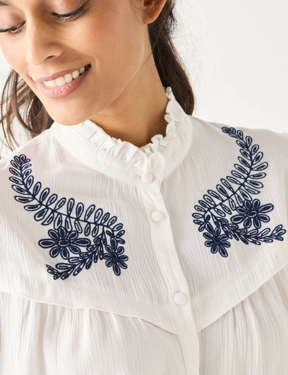 Chemisier brodé col volanté, crépon (écru / marine) Chemisier brodé col volanté, crépon (écru / marine)